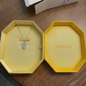 Swarovski - Rhodium Plated sparkling Swan necklace - NIB - Great present idea!